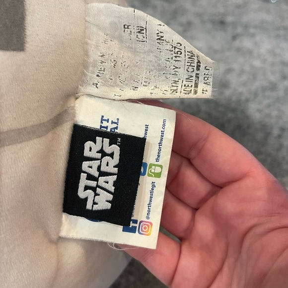 ⭐️ Star Wars Green and Brown Baby Yoda Pillow - Picture 3 of 3